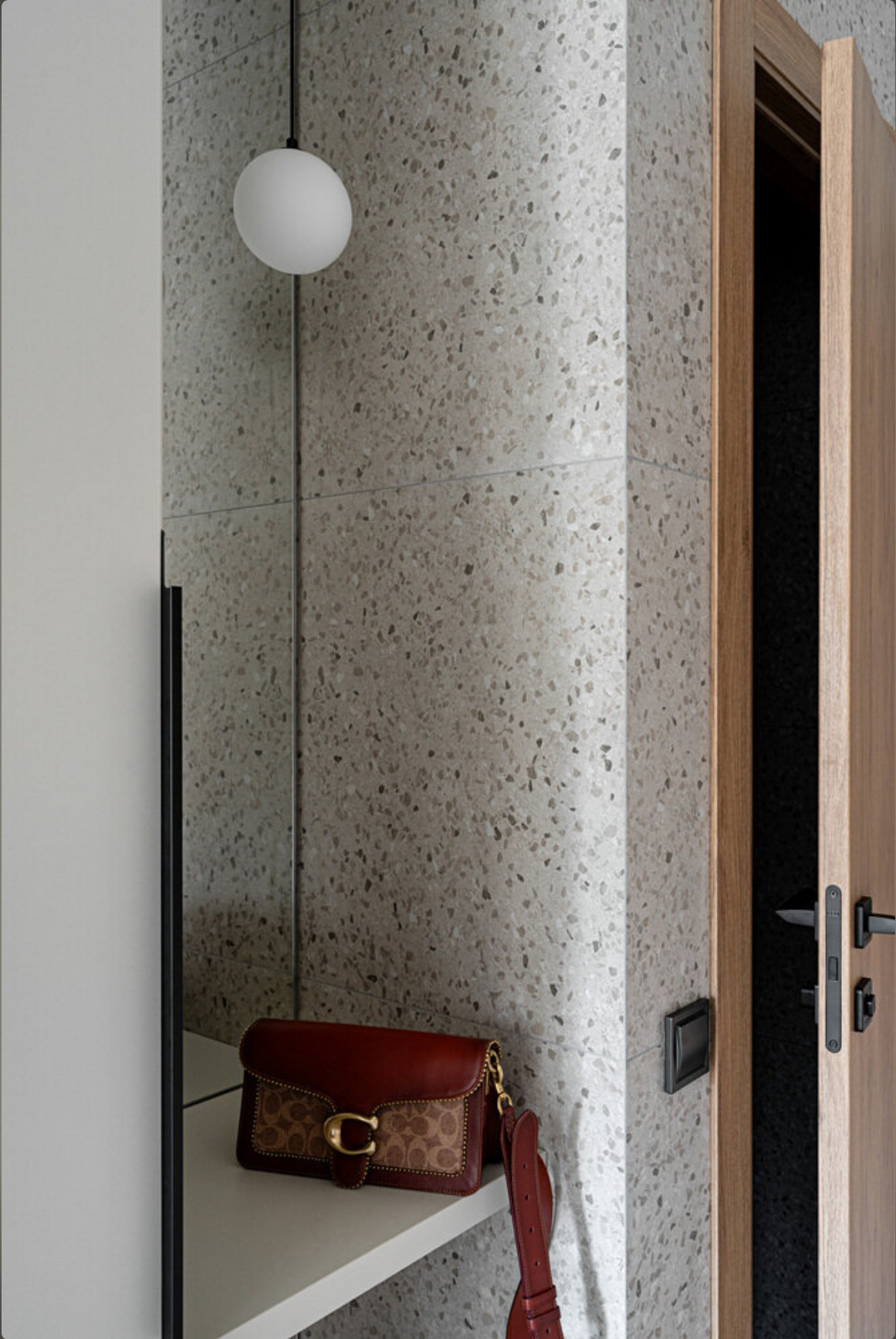 entrée avec console et miroir studio 20m2 entrée avec console et miroir studio 20m2