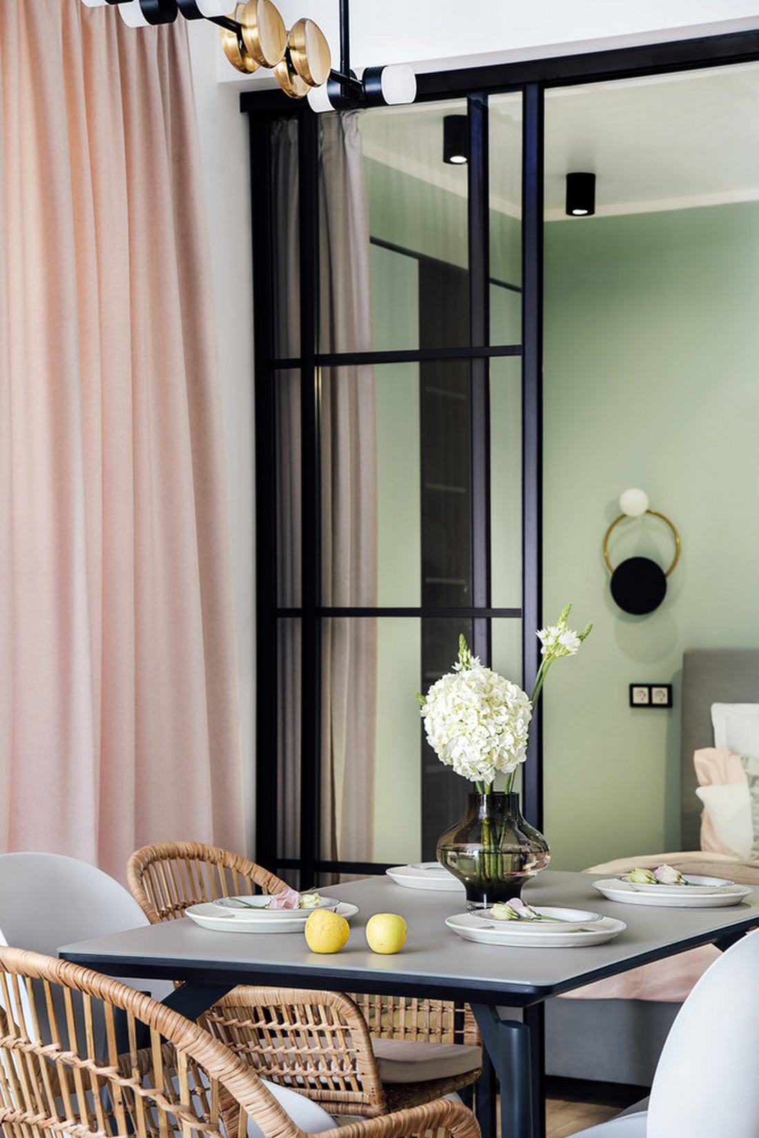 salon avec chambre verrière décoration contemporaine et colorée salon avec chambre verrière décoration contemporaine et colorée