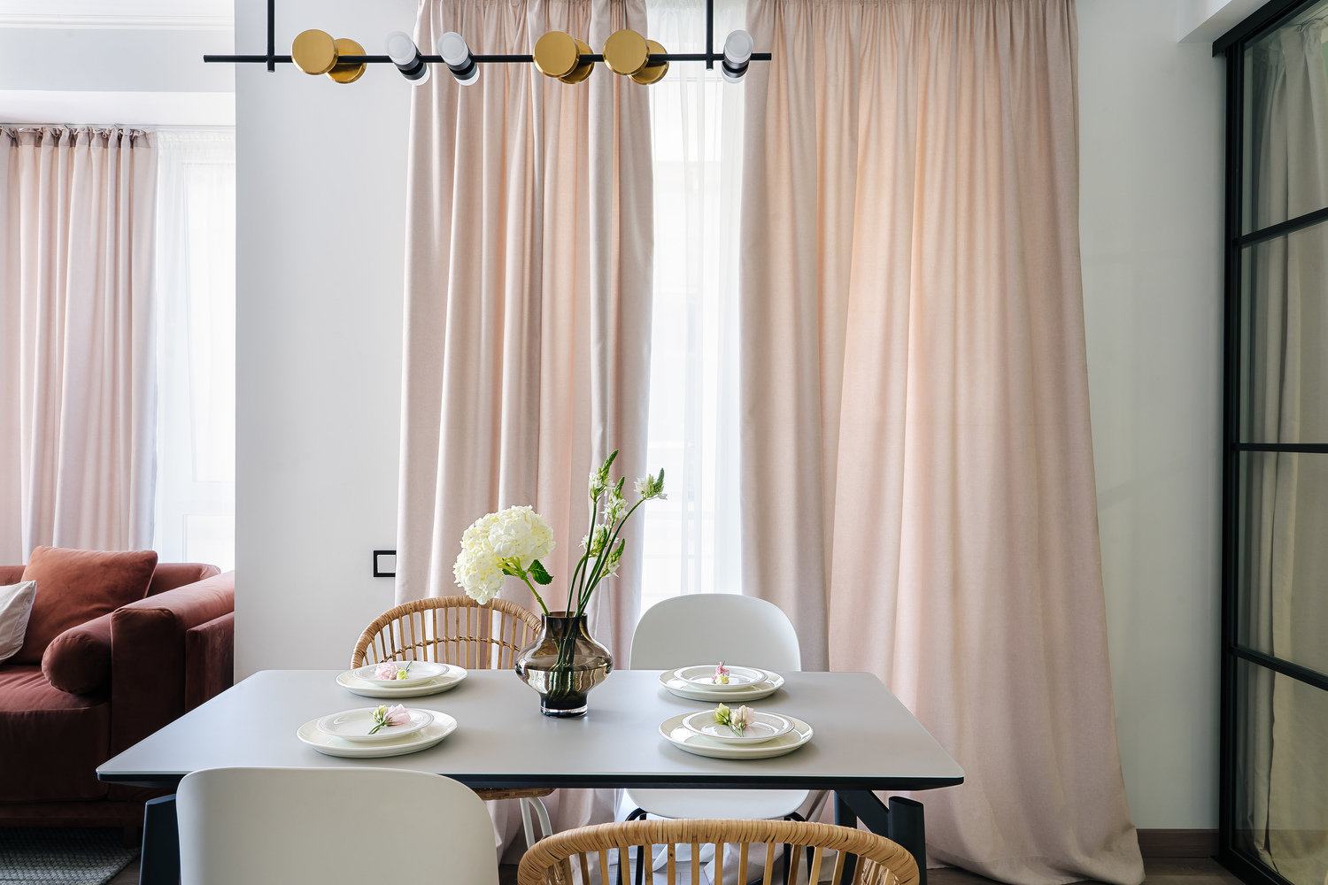 salon avec chambre verrière décoration contemporaine et colorée salon avec chambre verrière décoration contemporaine et colorée