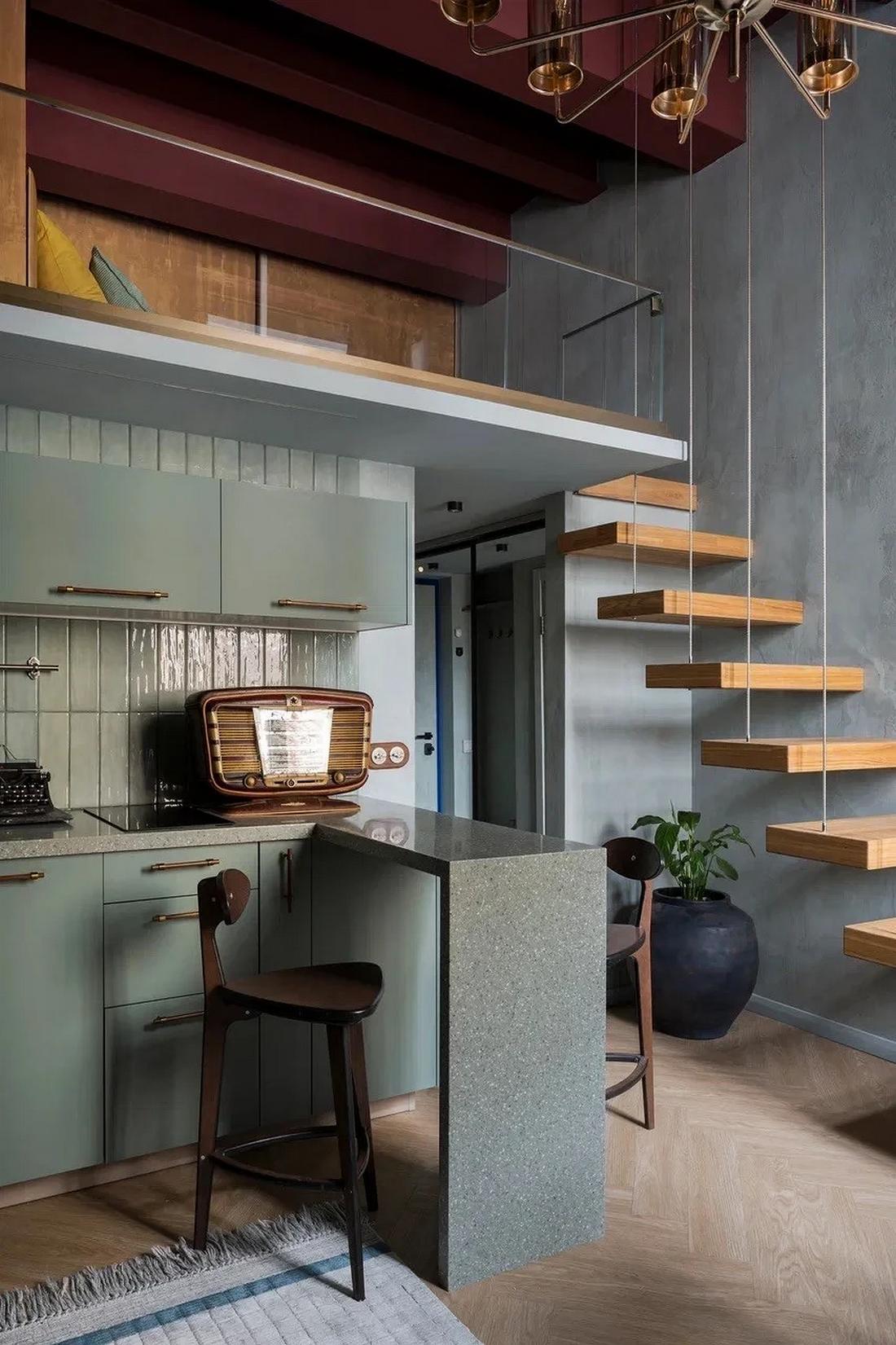 cuisine ouverte et salon avec escalier pour mezzanine studio atypique de 29m2 décoration colorée et vintage cuisine ouverte et salon avec escalier pour mezzanine studio atypique de 29m2 décoration colorée et vintage