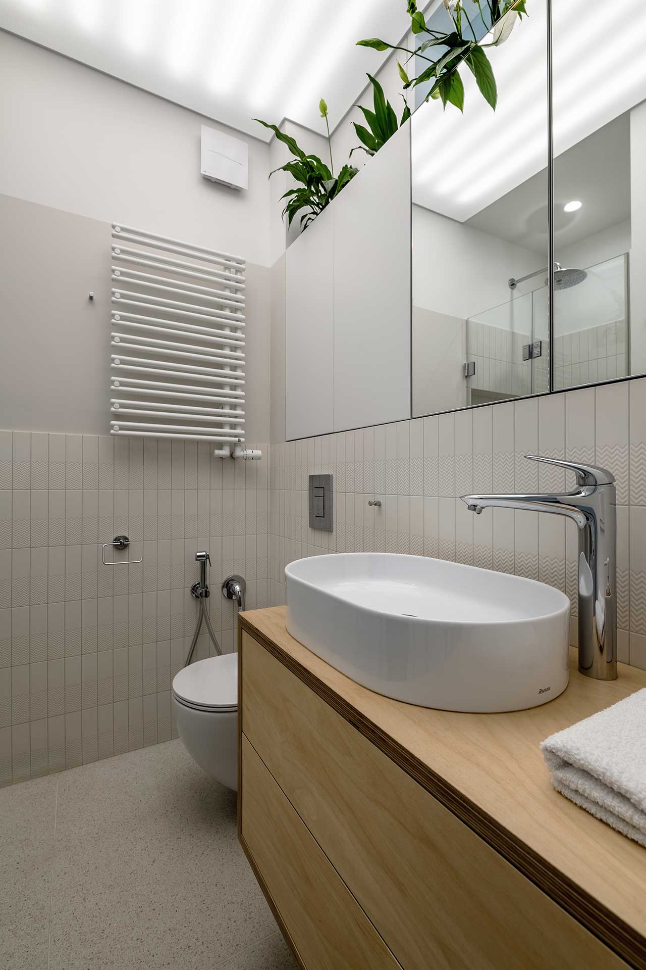 salle de bain studio 40m2 avec lit escamotable décoration contemporaine bois clair et couleurs naturelles salle de bain studio 40m2 avec lit escamotable décoration contemporaine bois clair et couleurs naturelles