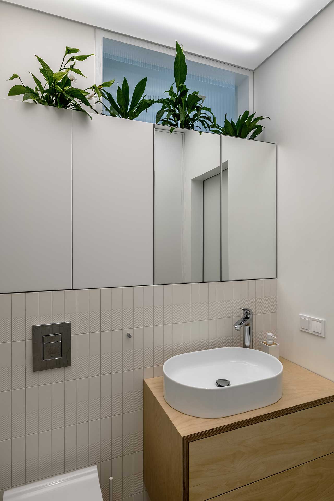 salle de bain studio 40m2 avec lit escamotable décoration contemporaine bois clair et couleurs naturelles salle de bain studio 40m2 avec lit escamotable décoration contemporaine bois clair et couleurs naturelles