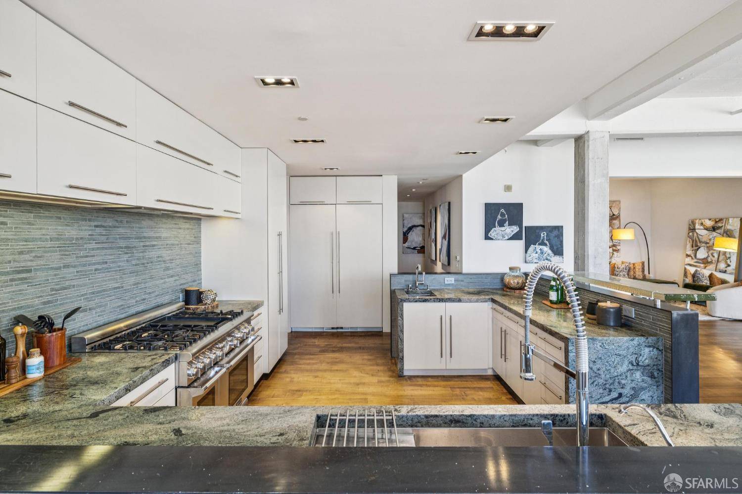 cuisine ouverte murs béton loft San Francisco penthouse décoration contemporaine