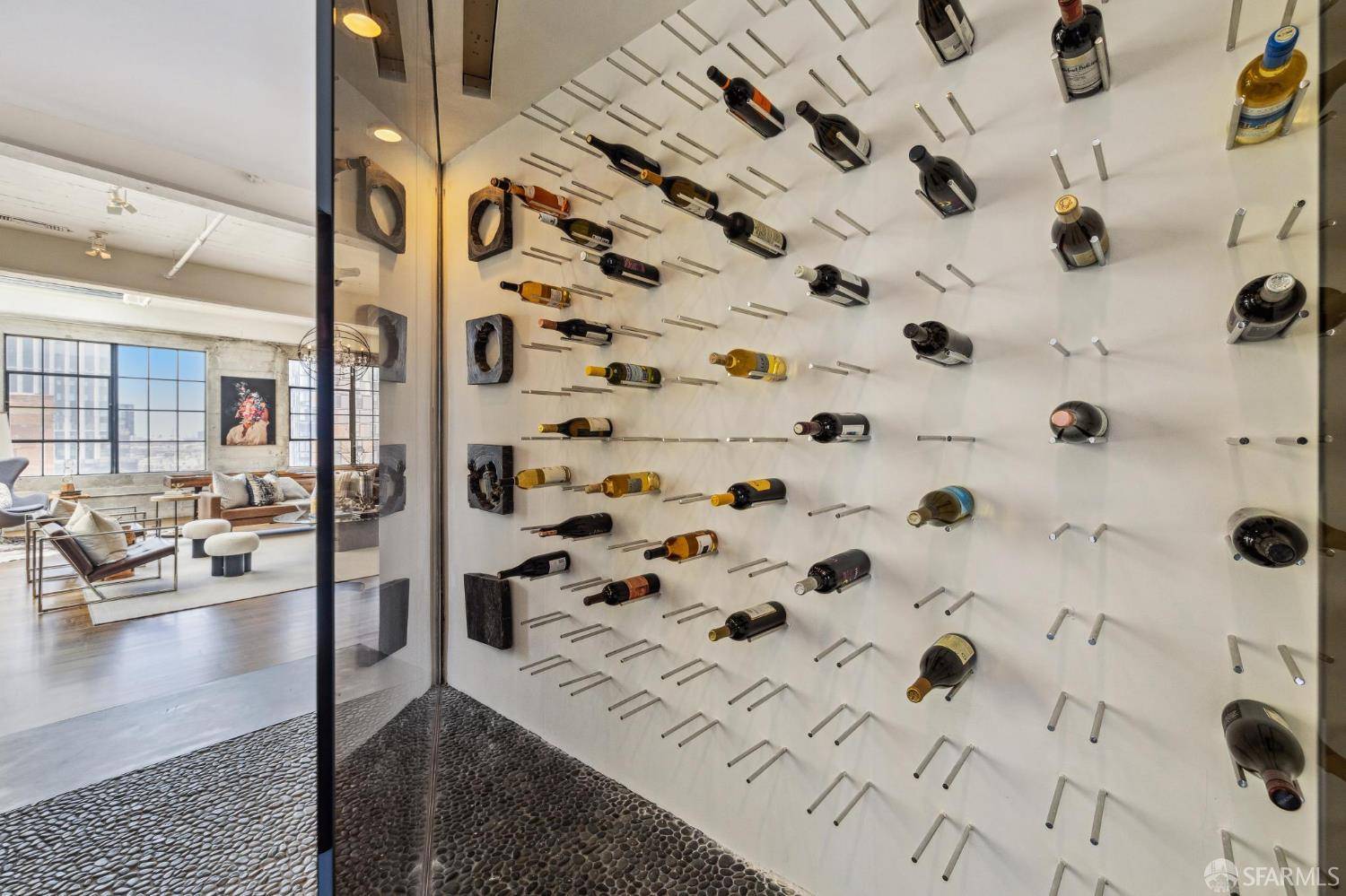 cave à vin design dans appartement