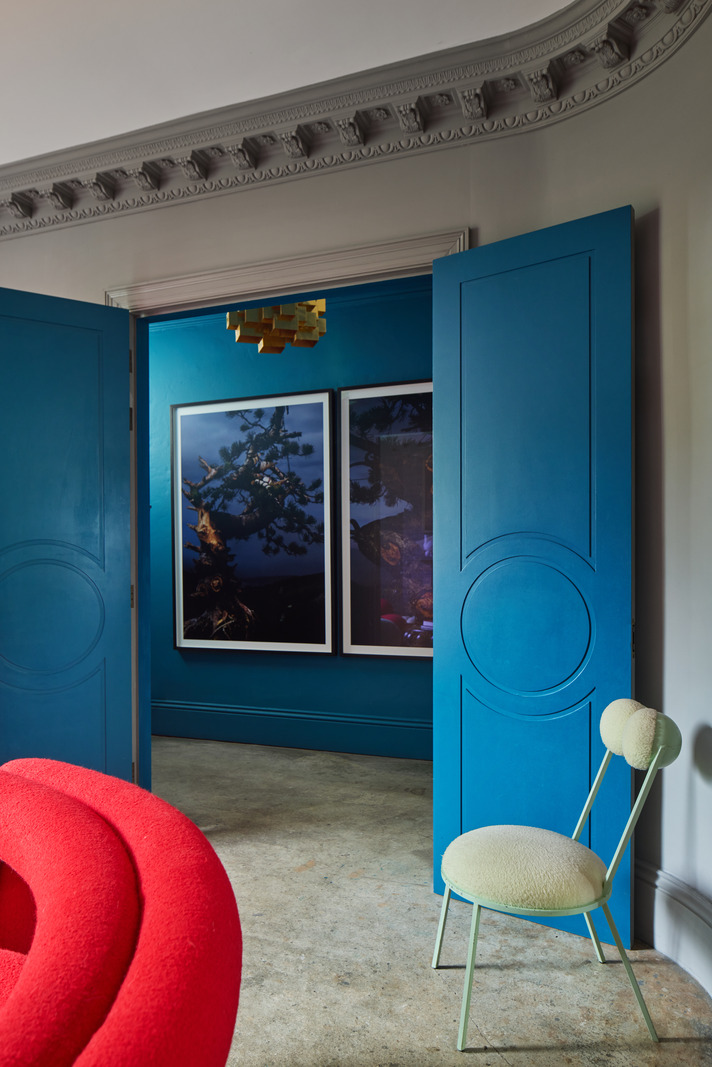 salon avec moulures maison victorienne décorée en couleurs atypiques
