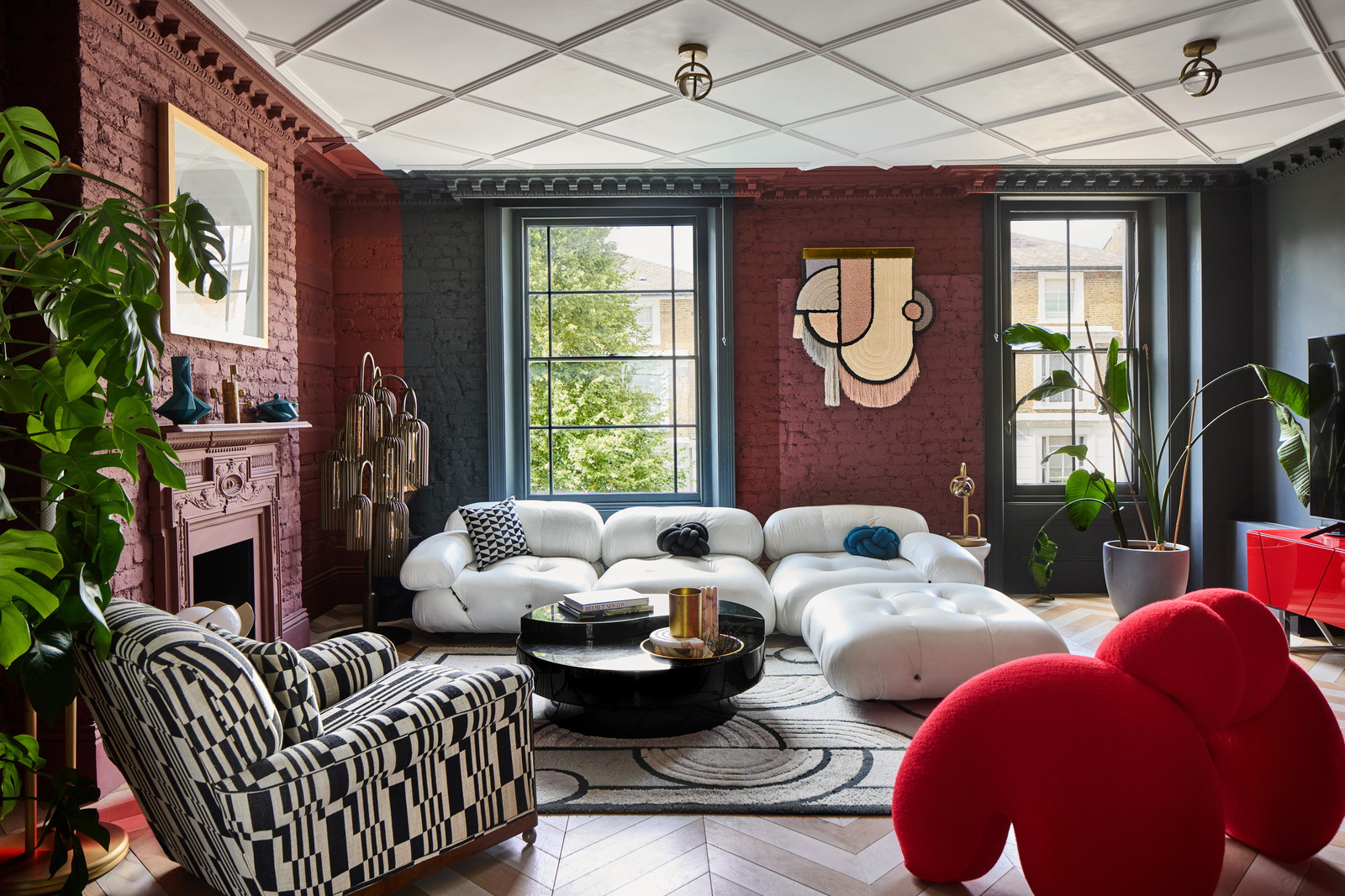 salon avec cheminée maison victorienne décorée en couleurs atypiques