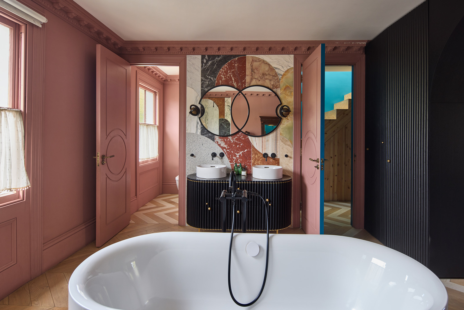 salle de bain design murs roses baignoire îlot maison victorienne décorée en couleurs atypiques