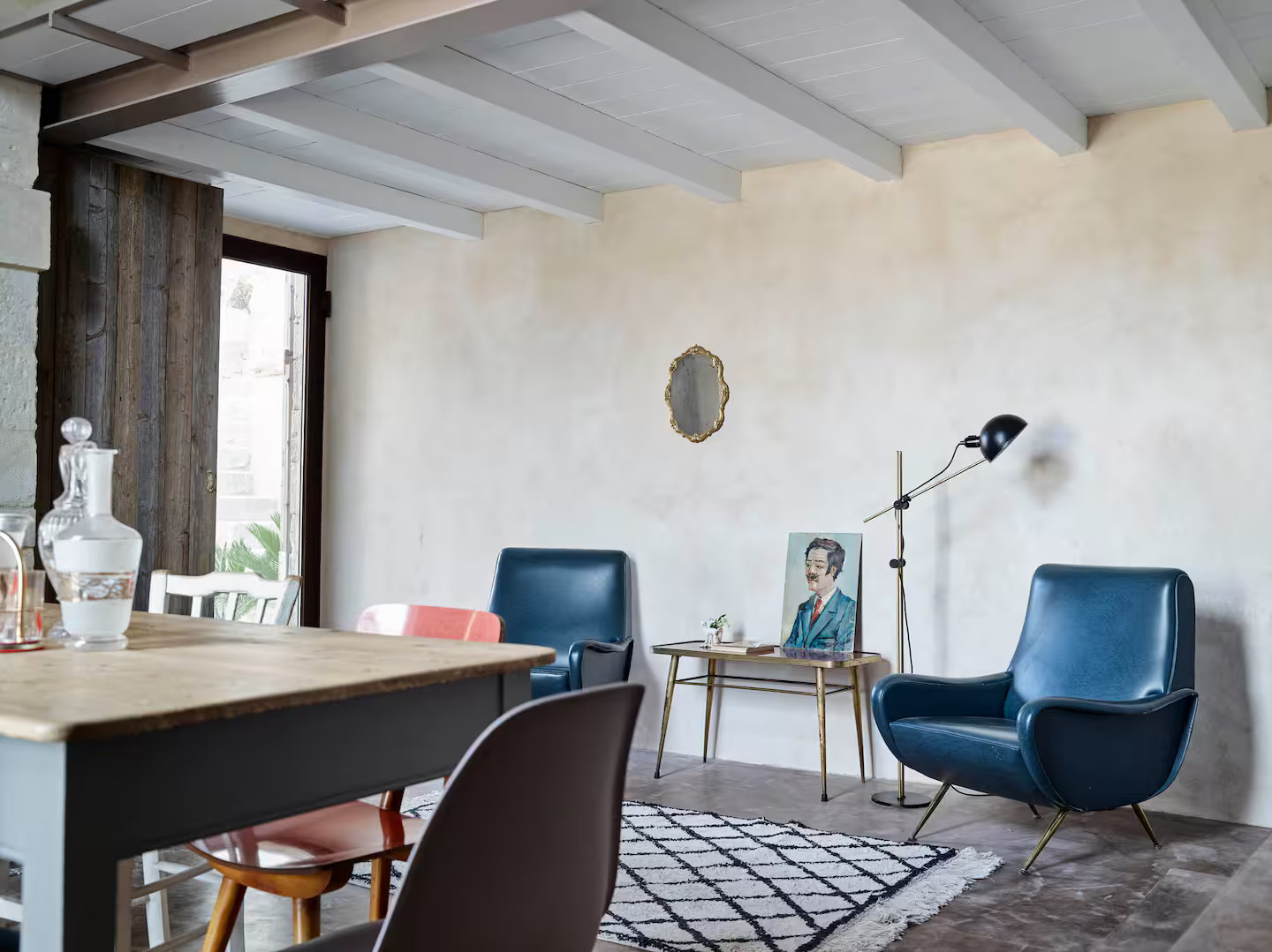 salon et salle à manger décoration vintage appartement Sicile avec chambre en mezzanine salon et salle à manger décoration vintage appartement Sicile avec chambre en mezzanine