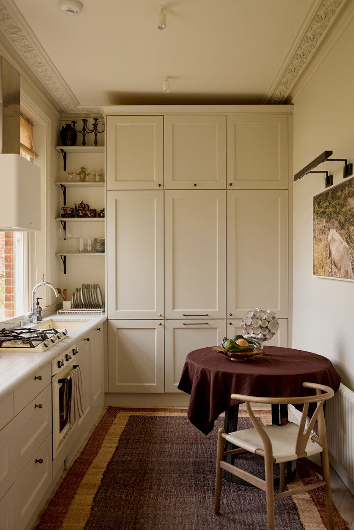 cuisine style shaker décoration contemporaine appartement ancien et victorien de 67m2 à Londres cuisine style shaker décoration contemporaine appartement ancien et victorien de 67m2 à Londres