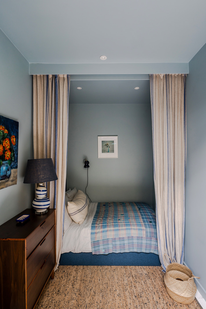 chambre lit avec rideaux petite maison de ville Londres