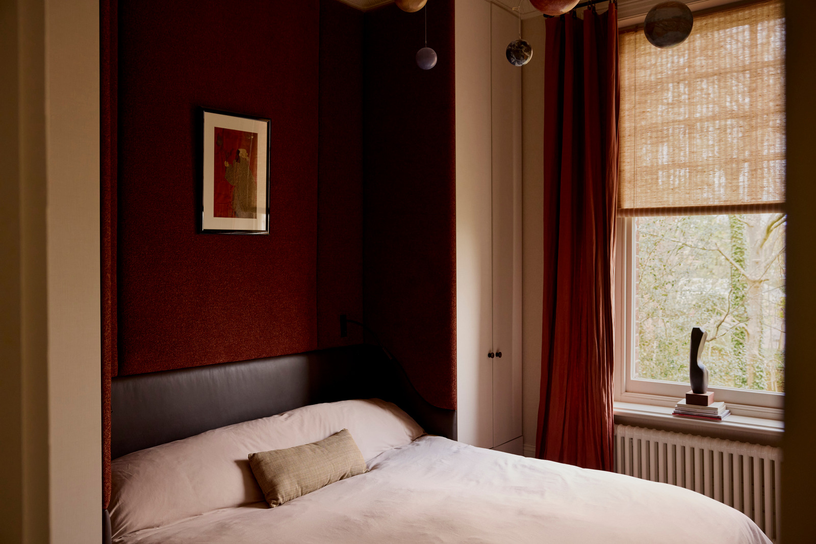 chambre bordeaux décoration contemporaine appartement ancien et victorien de 67m2 à Londres chambre bordeaux décoration contemporaine appartement ancien et victorien de 67m2 à Londres