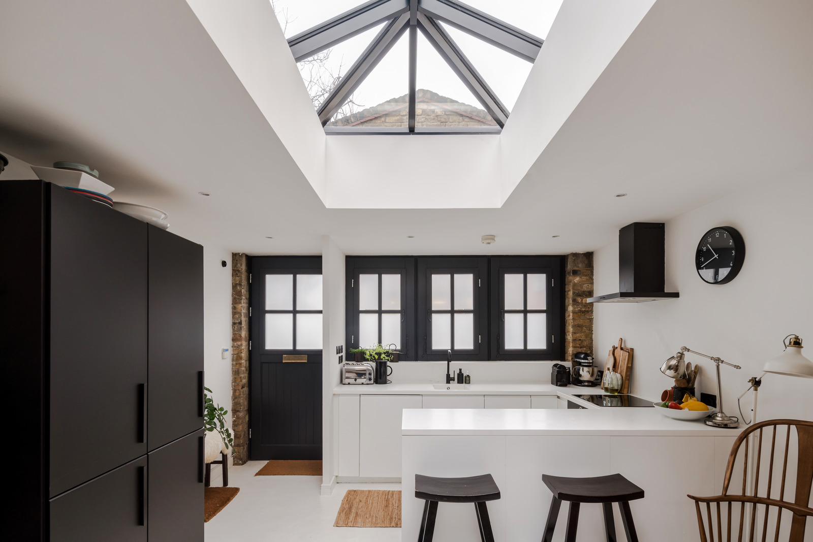 cuisine design blanche avec puits de lumière zénithal petite maison de ville Londres