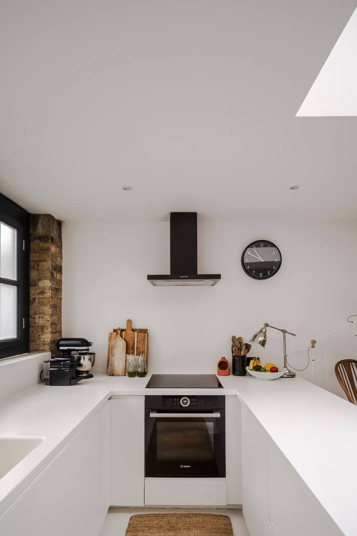 cuisine design blanche avec puits de lumière zénithal petite maison de ville Londres