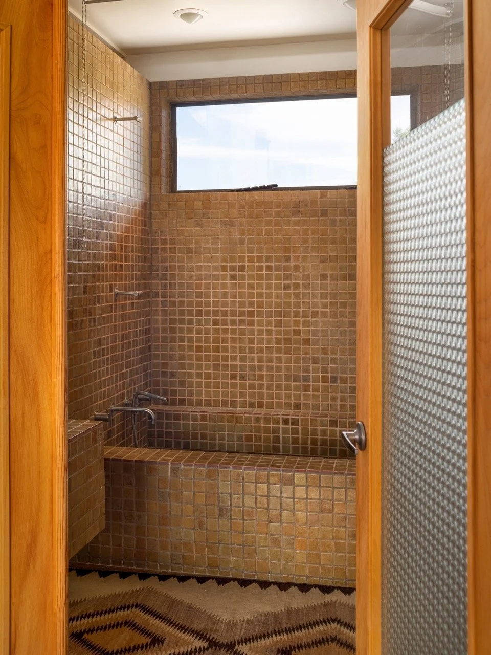 salle de bain petit carrelage marron maison Marfa