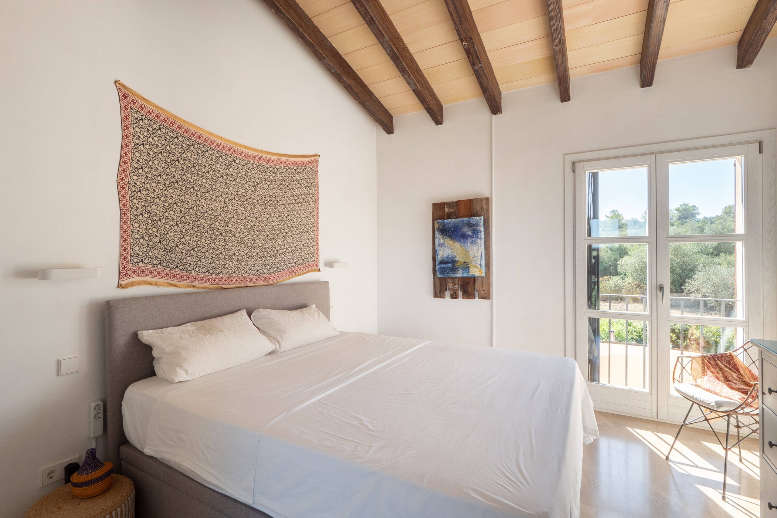 chambre avec poutres maison en pierres avec piscine Majorque chambre avec poutres maison en pierres avec piscine Majorque