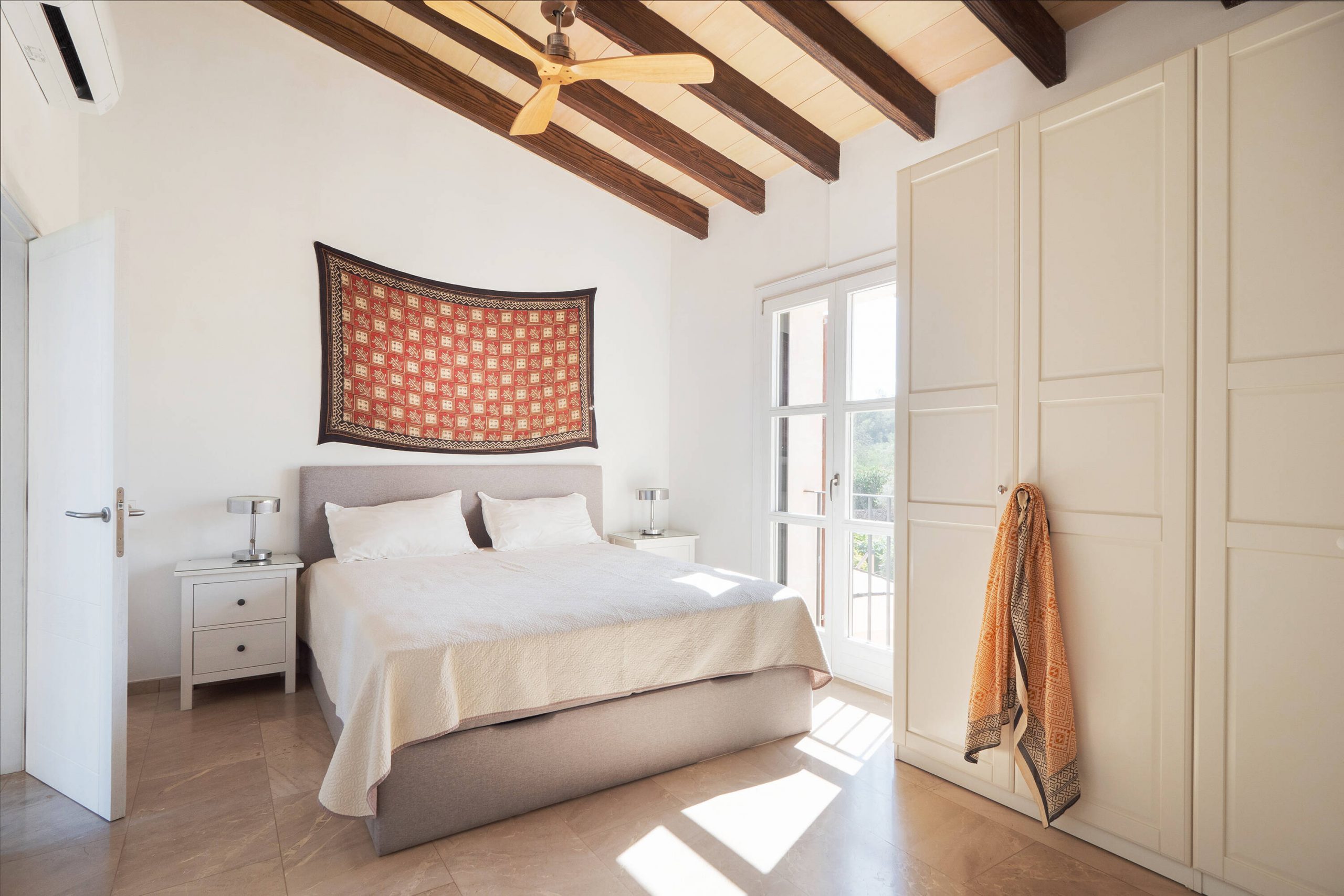 chambre mansardée avec poutres maison en pierres avec piscine Majorque chambre mansardée avec poutres maison en pierres avec piscine Majorque