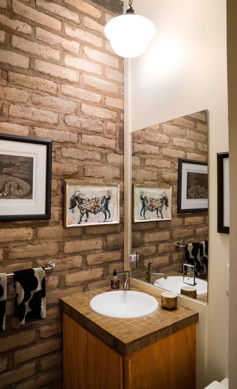 salle de bain murs briques