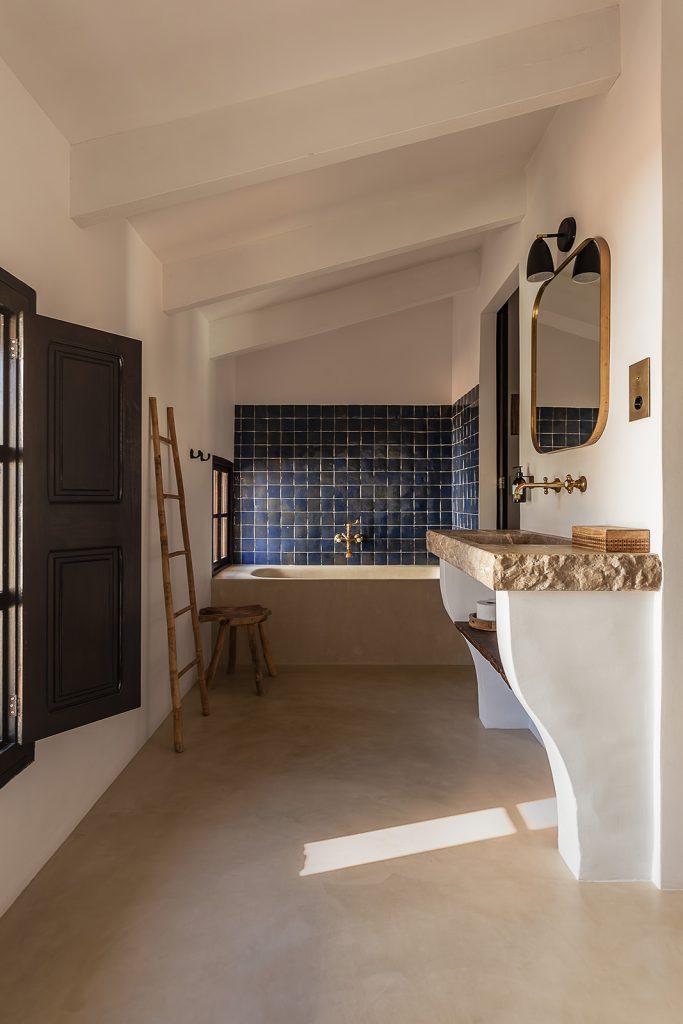 salle de bain carrelage artisanal bleu  maison de ville en pierres avec piscine Casa Calma Soller Majorque Berrow Projects
