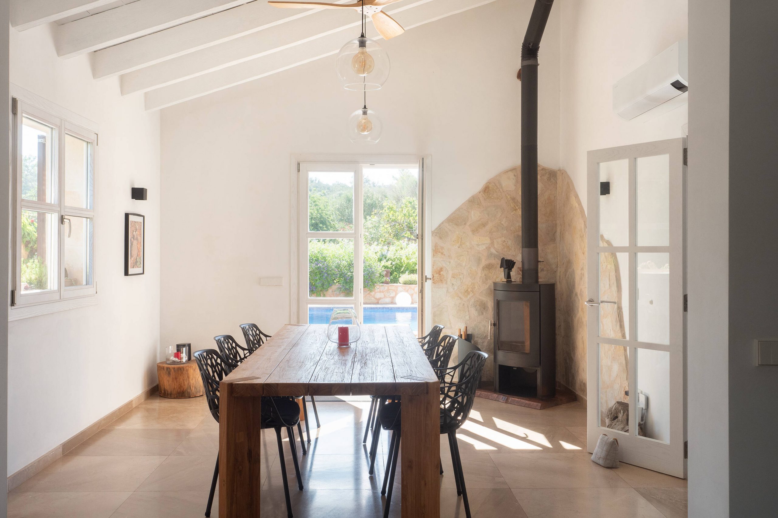salle à manger maison en pierres avec piscine Majorque salle à manger maison en pierres avec piscine Majorque