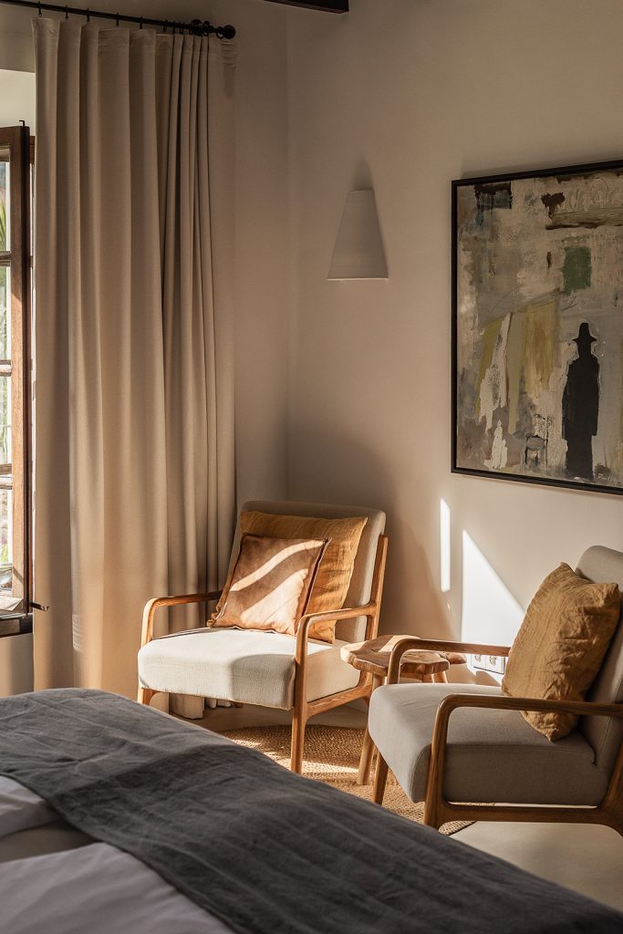 chambre  maison de ville en pierres avec piscine Casa Calma Soller Majorque Berrow Projects
