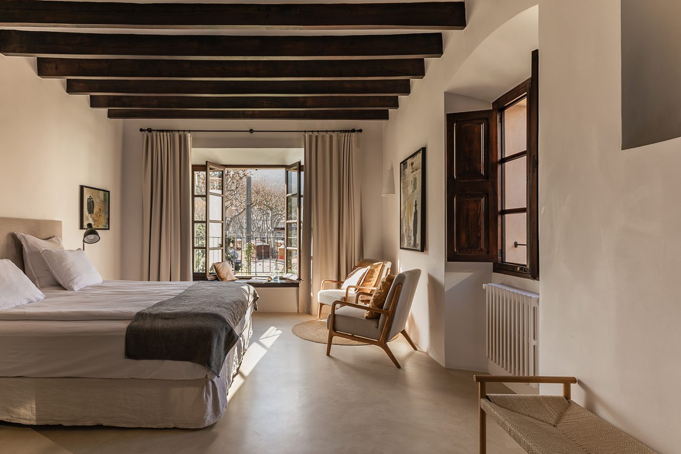 chambre avec poutres  maison de ville en pierres avec piscine Casa Calma Soller Majorque Berrow Projects