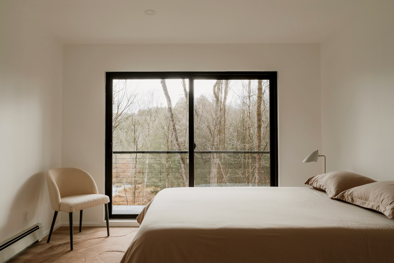 chambre minimaliste avec baie vitrée maison hors réseau conçue par un architecte chambre minimaliste avec baie vitrée maison hors réseau conçue par un architecte