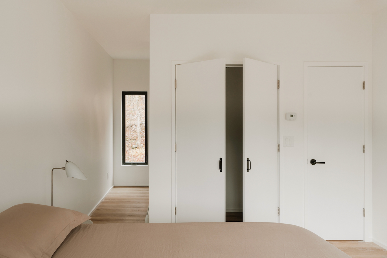 chambre minimaliste avec placard maison hors réseau conçue par un architecte chambre minimaliste avec placard maison hors réseau conçue par un architecte