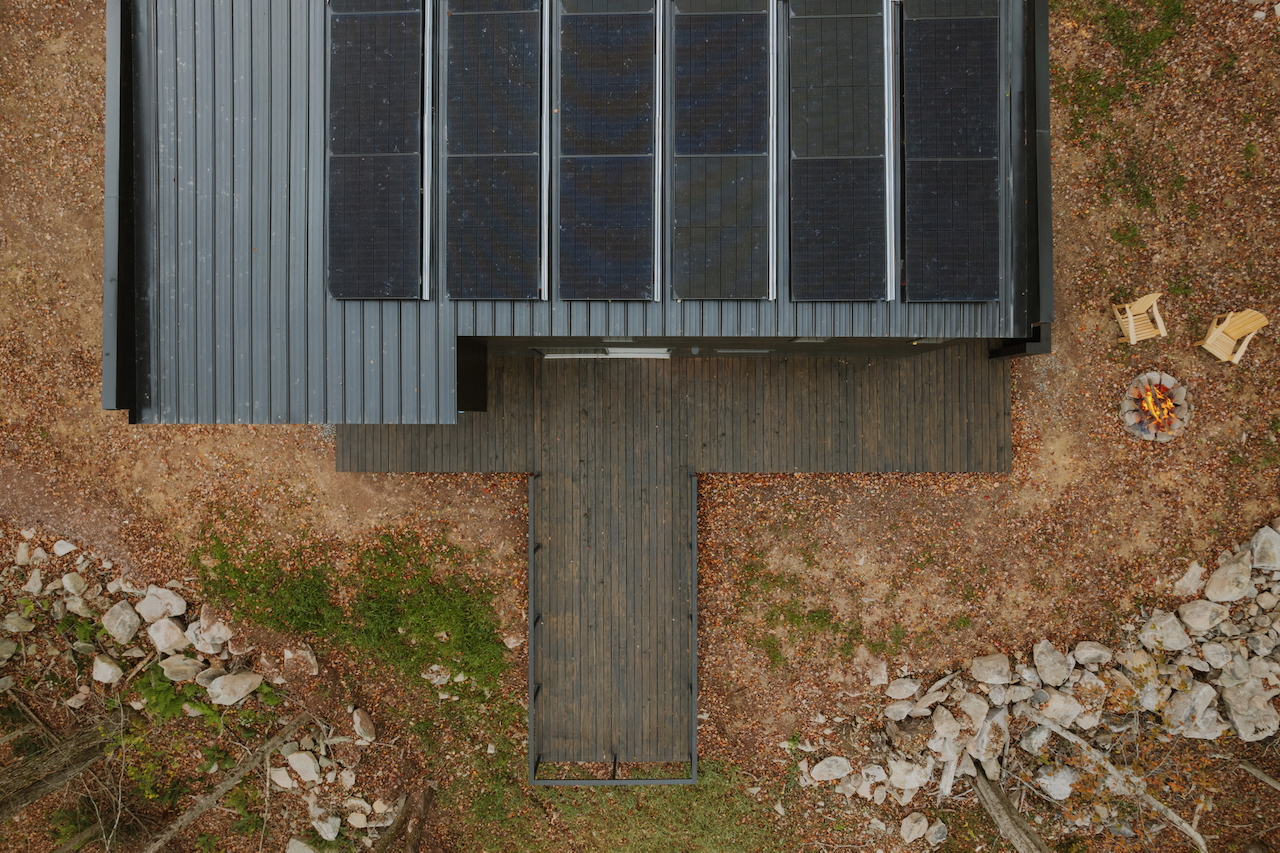 panneaux solaires sur toit maison hors réseau conçue par un architecte panneaux solaires sur toit maison hors réseau conçue par un architecte