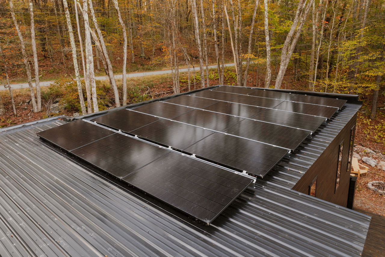 panneaux solaires sur toit maison hors réseau conçue par un architecte panneaux solaires sur toit maison hors réseau conçue par un architecte