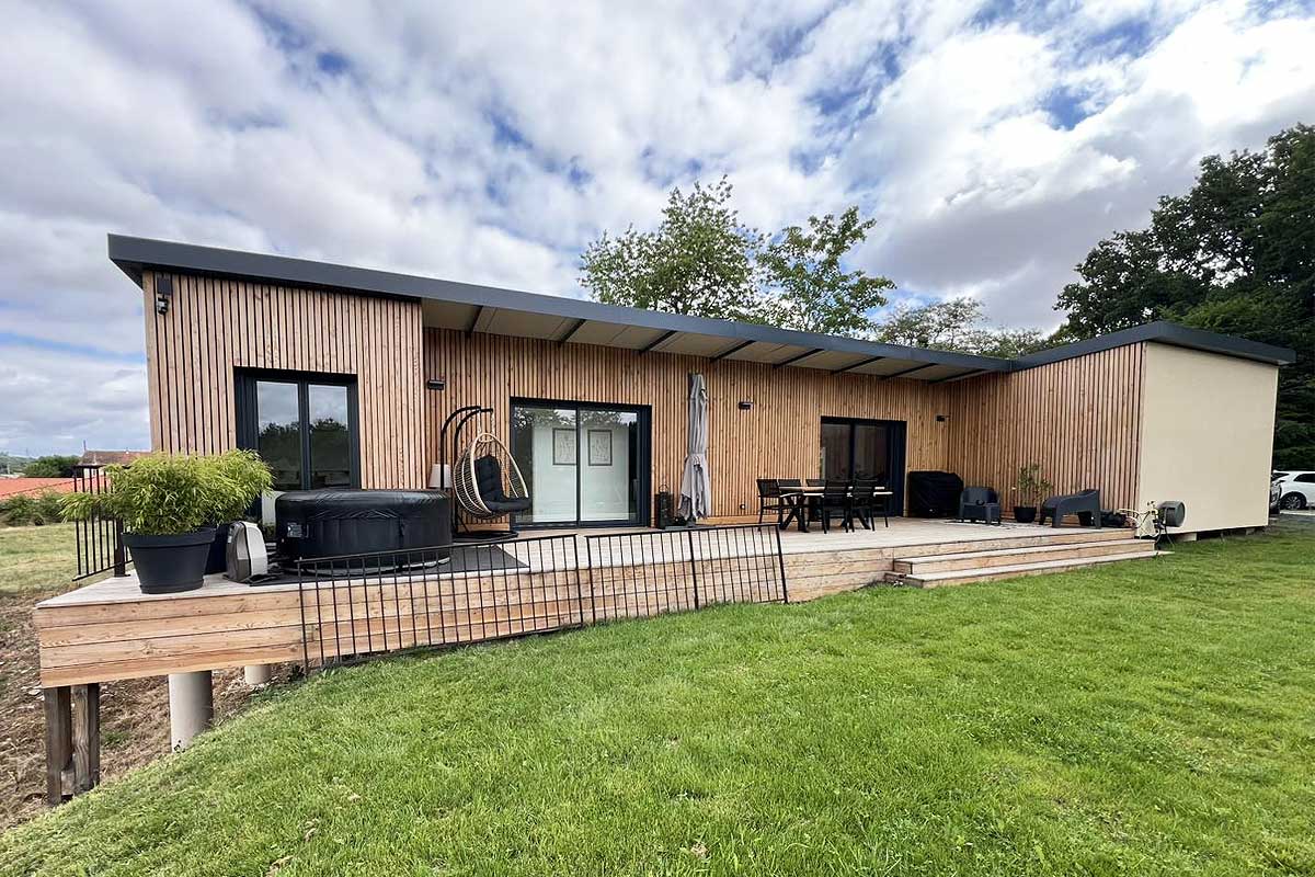Une maison container française de 120m2 bardée de bois