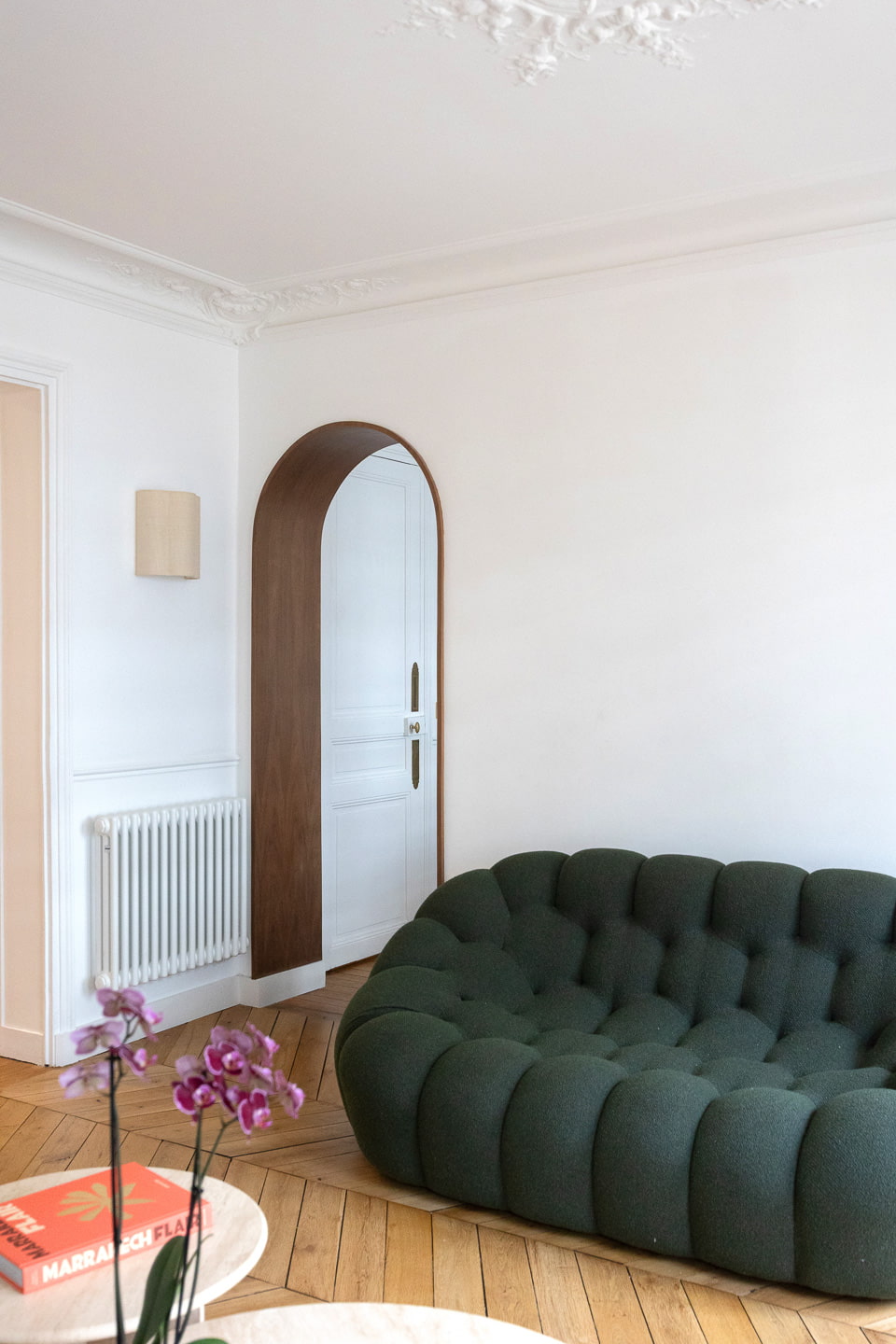 salon appartement haussmannien canapé Bubble Roche Bobois décoration design salon appartement haussmannien canapé Bubble Roche Bobois décoration design