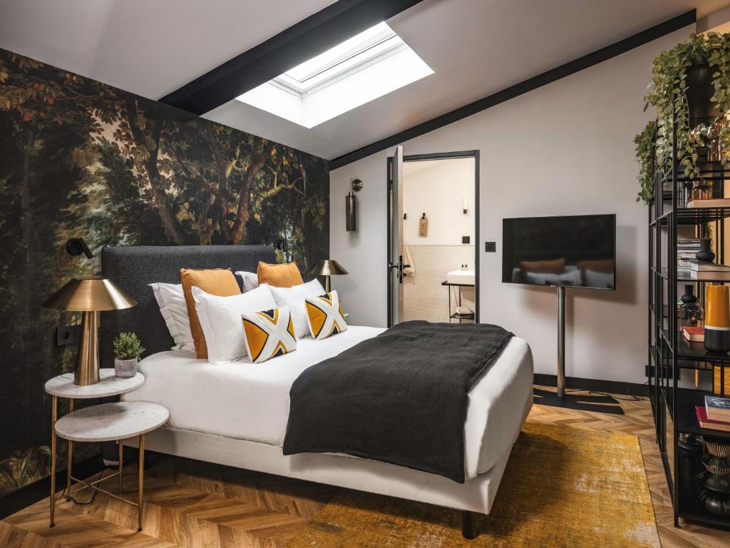 chambre mansardée avec papier-peint hôtel Maison du Monde Marseille chambre mansardée avec papier-peint hôtel Maison du Monde Marseille