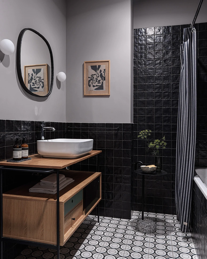 salle de bain noire et bois deux-pièces 49m2 décoration contemporaine salle de bain noire et bois deux-pièces 49m2 décoration contemporaine