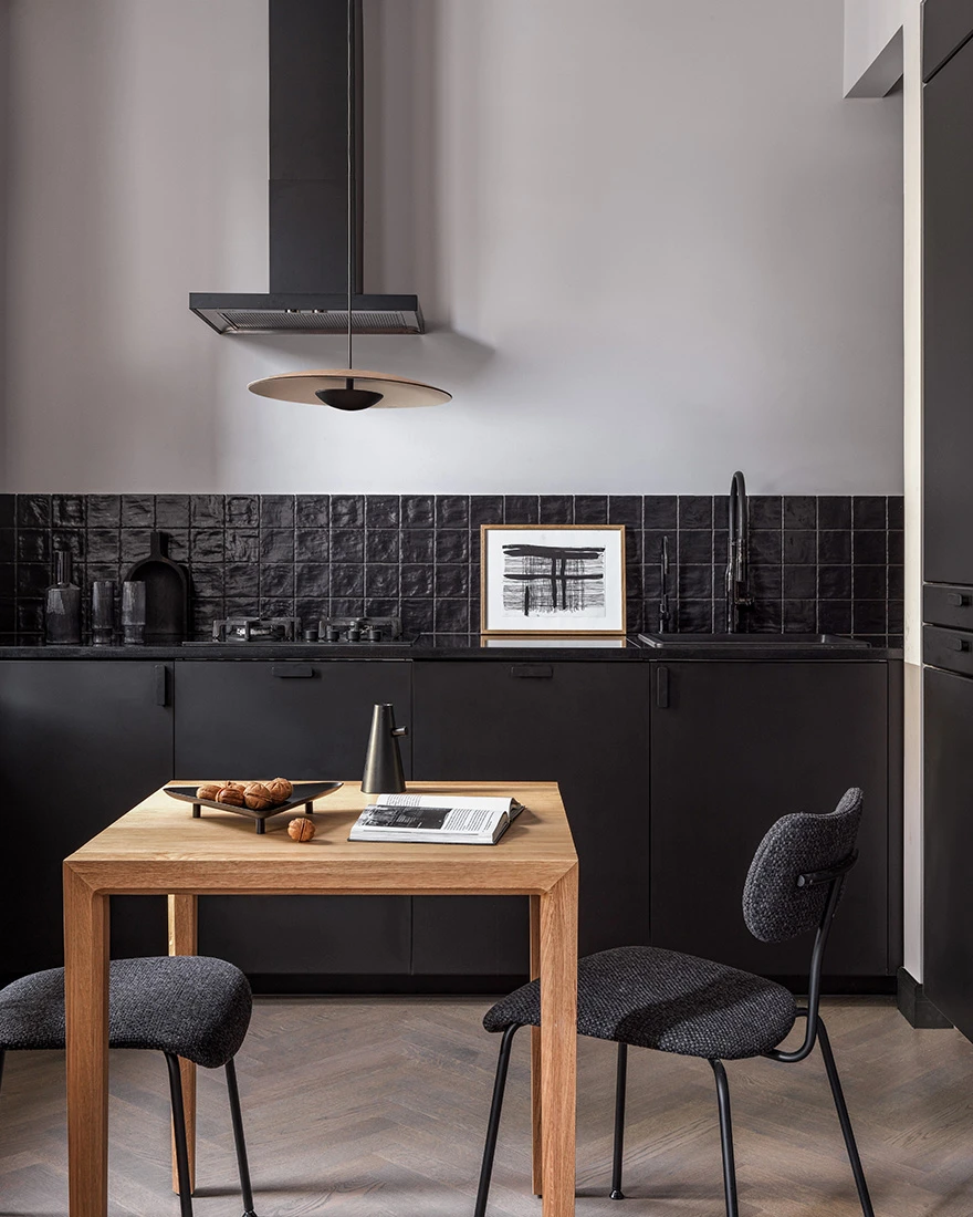 cuisine ouverte deux-pièces 49m2 décoration contemporaine noire et kaki cuisine ouverte deux-pièces 49m2 décoration contemporaine noire et kaki