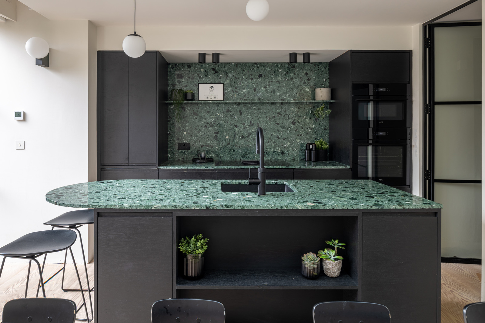 cuisine noire terrazzo vert décoration design dans maison ancienne