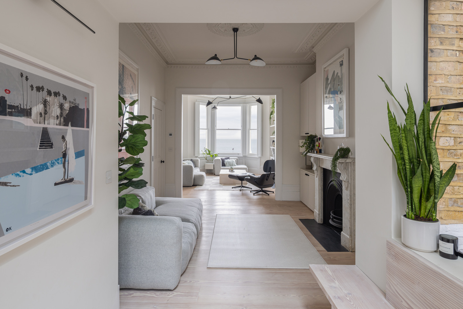 salon avec cheminée décoration design dans maison ancienne