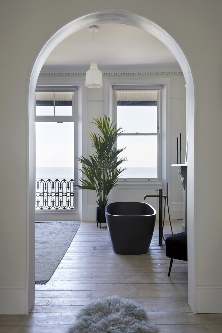 salle de bain vue mer décoration design dans maison ancienne