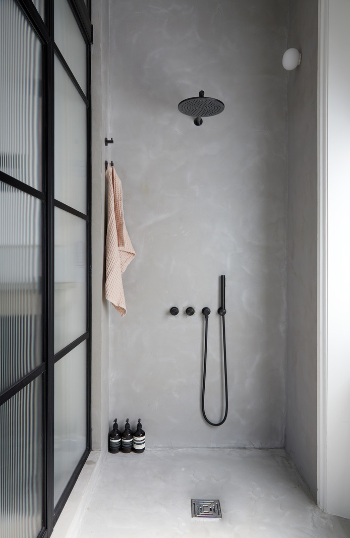 salle de bain décoration design dans maison ancienne