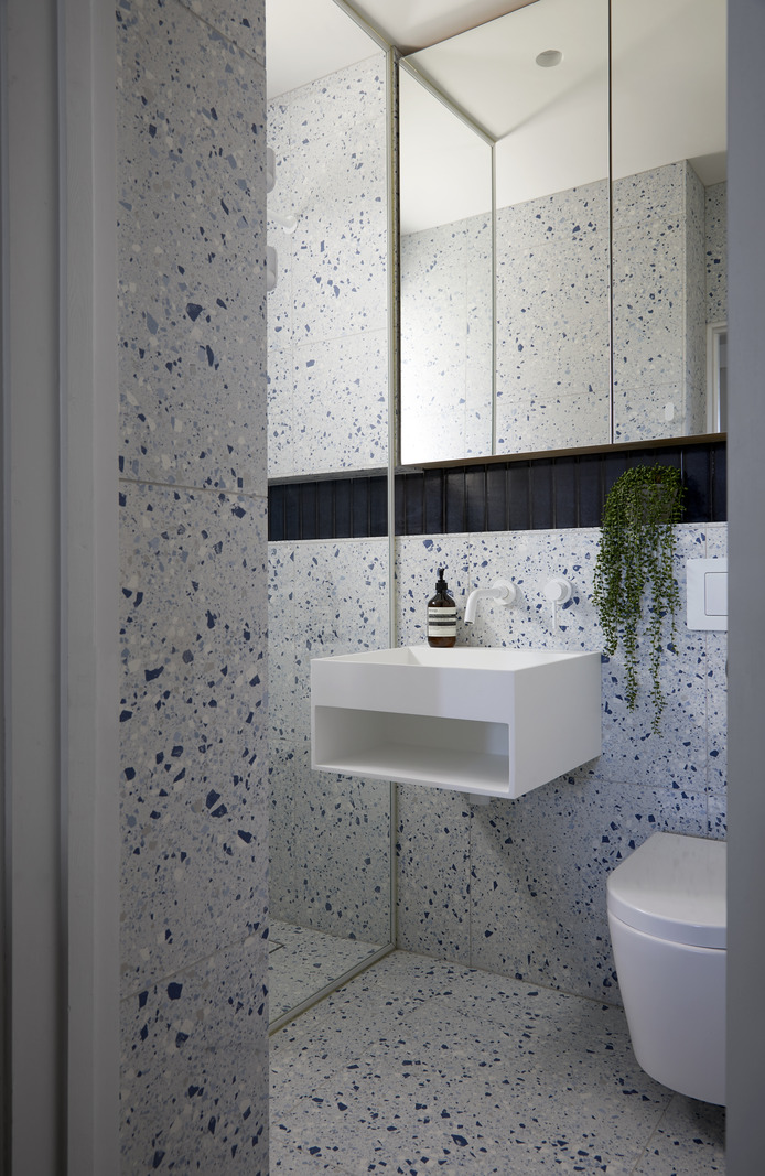 salle de bain terrazzo décoration design dans maison ancienne