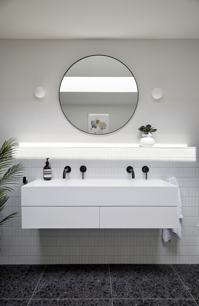 salle de bain décoration design dans maison ancienne