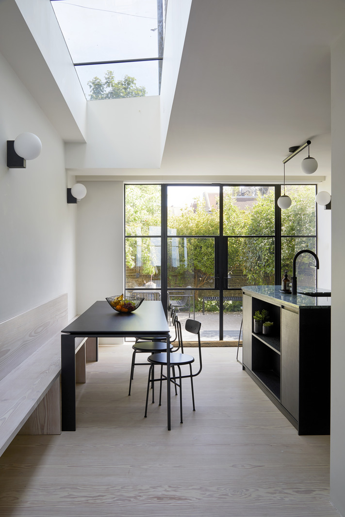 cuisine noire terrazzo vert décoration design dans maison ancienne