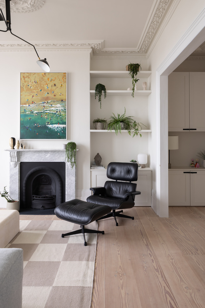 salon avec cheminée décoration design dans maison ancienne