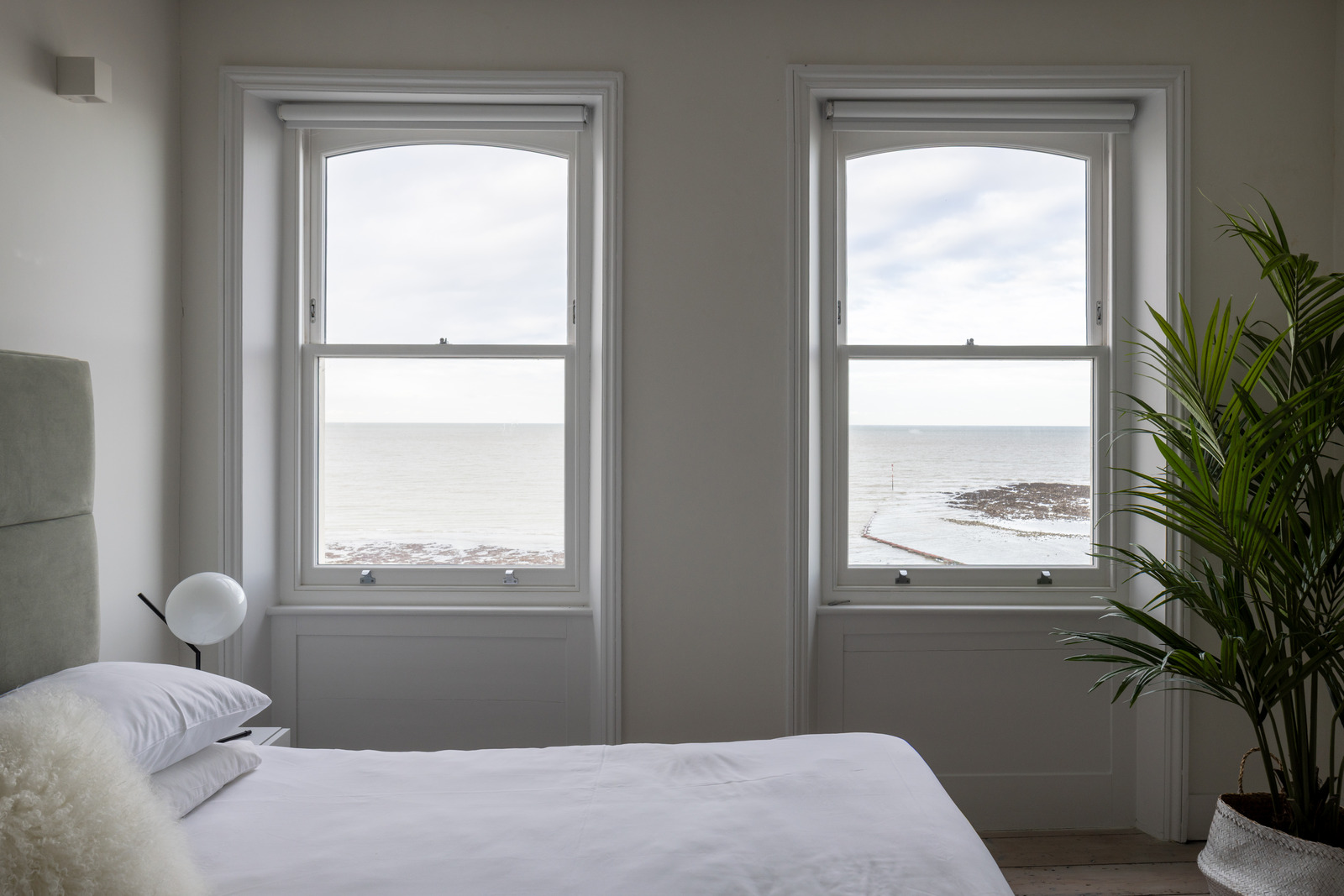 chambre vue mer décoration design dans maison ancienne