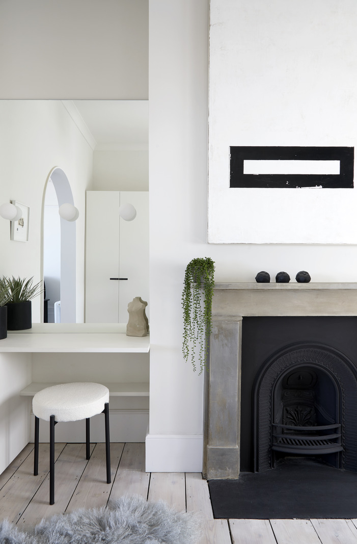 chambre avec cheminée et espace bureau décoration design dans maison ancienne