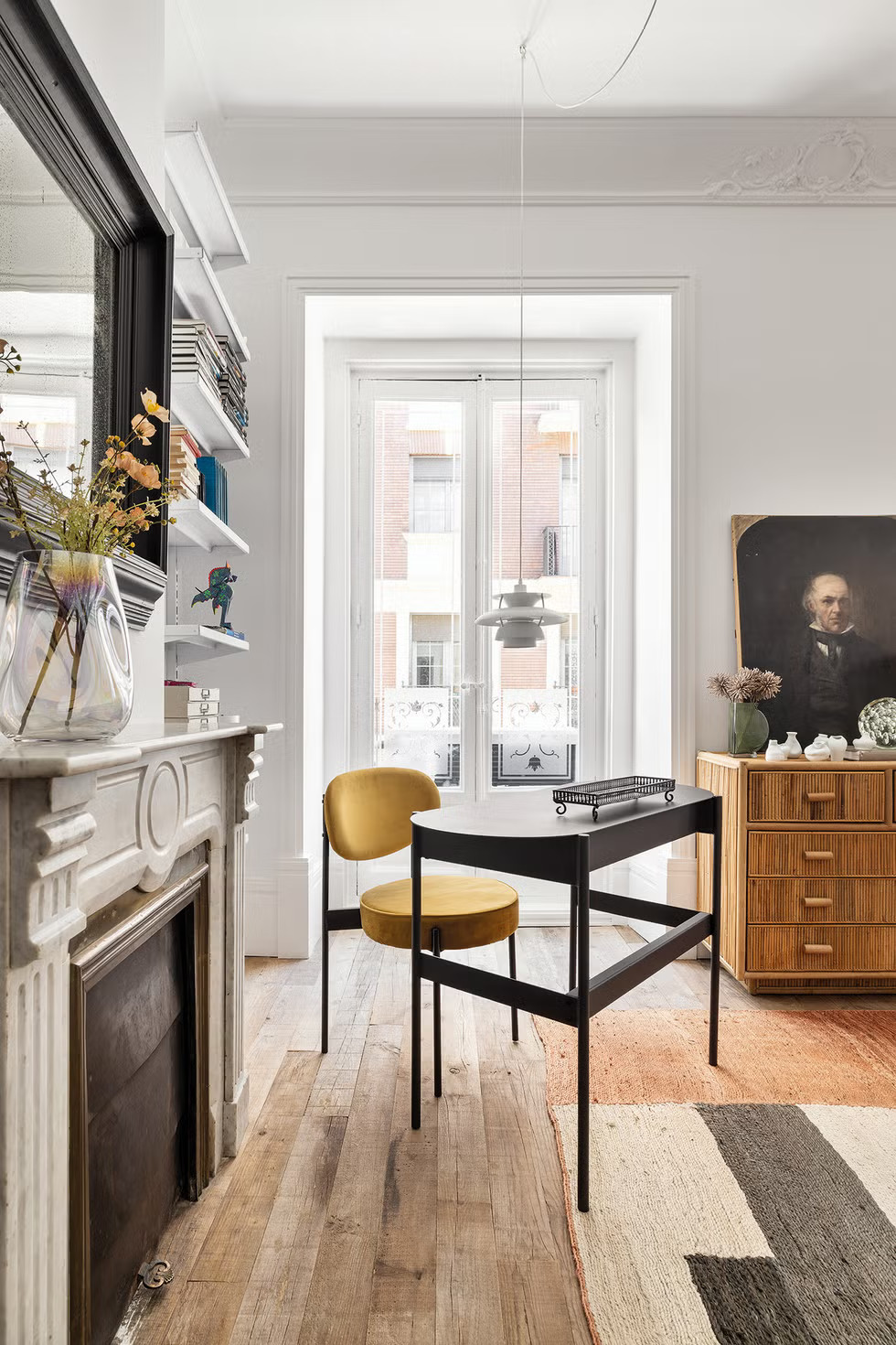 salon avec cheminée décoration contemporaine hauts plafonds et moulures appartement ancien rénové