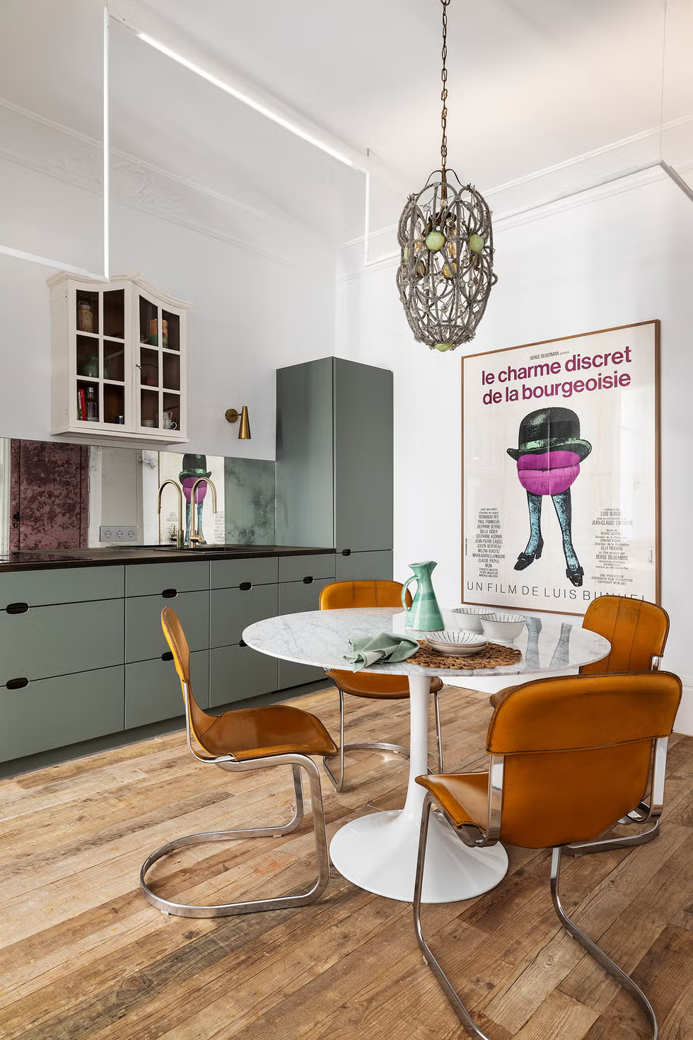 cuisine verte décoration contemporaine hauts plafonds et moulures appartement ancien rénové