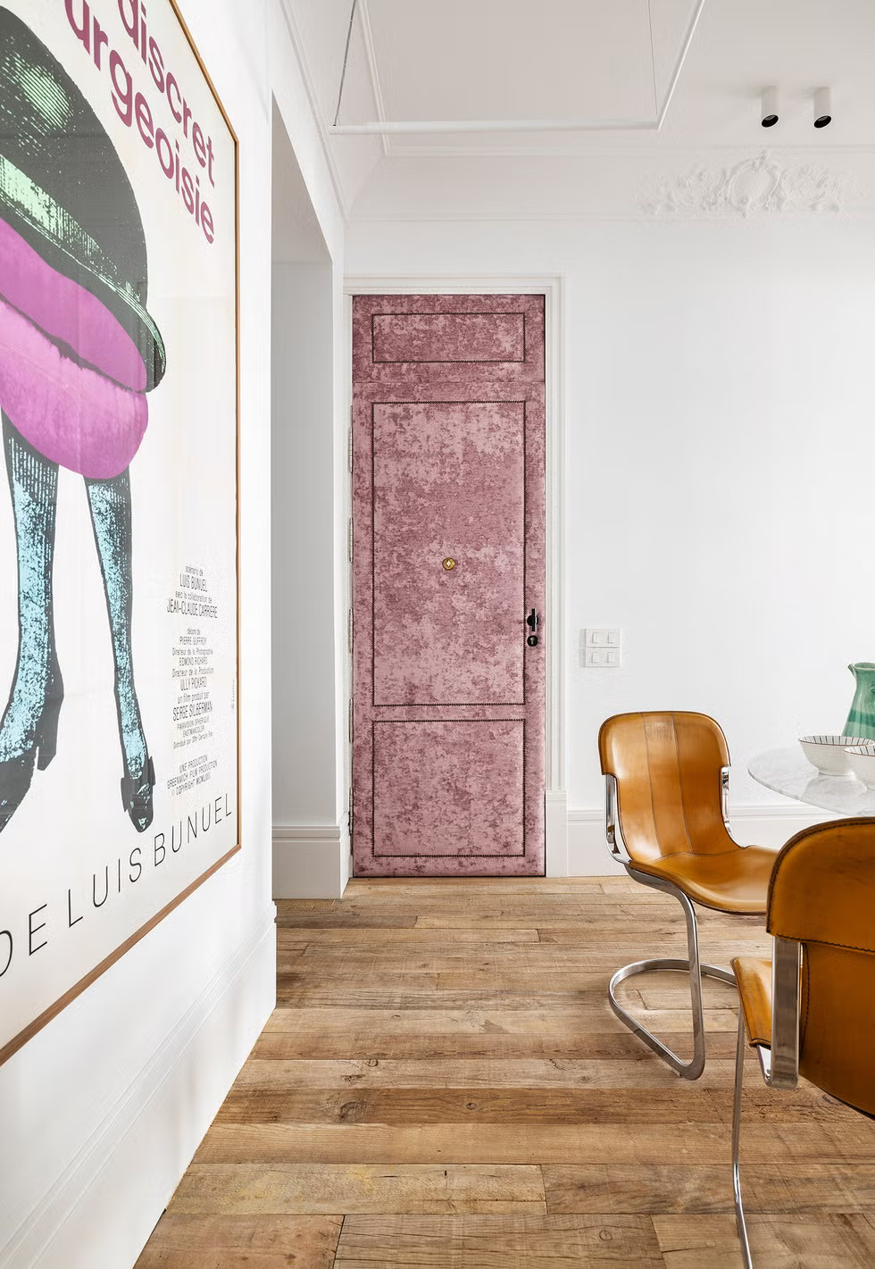 salle à manger décoration contemporaine hauts plafonds et moulures appartement ancien rénové