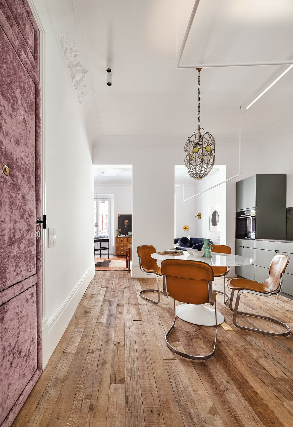 salle à manger et cuisine décoration contemporaine hauts plafonds et moulures appartement ancien rénové
