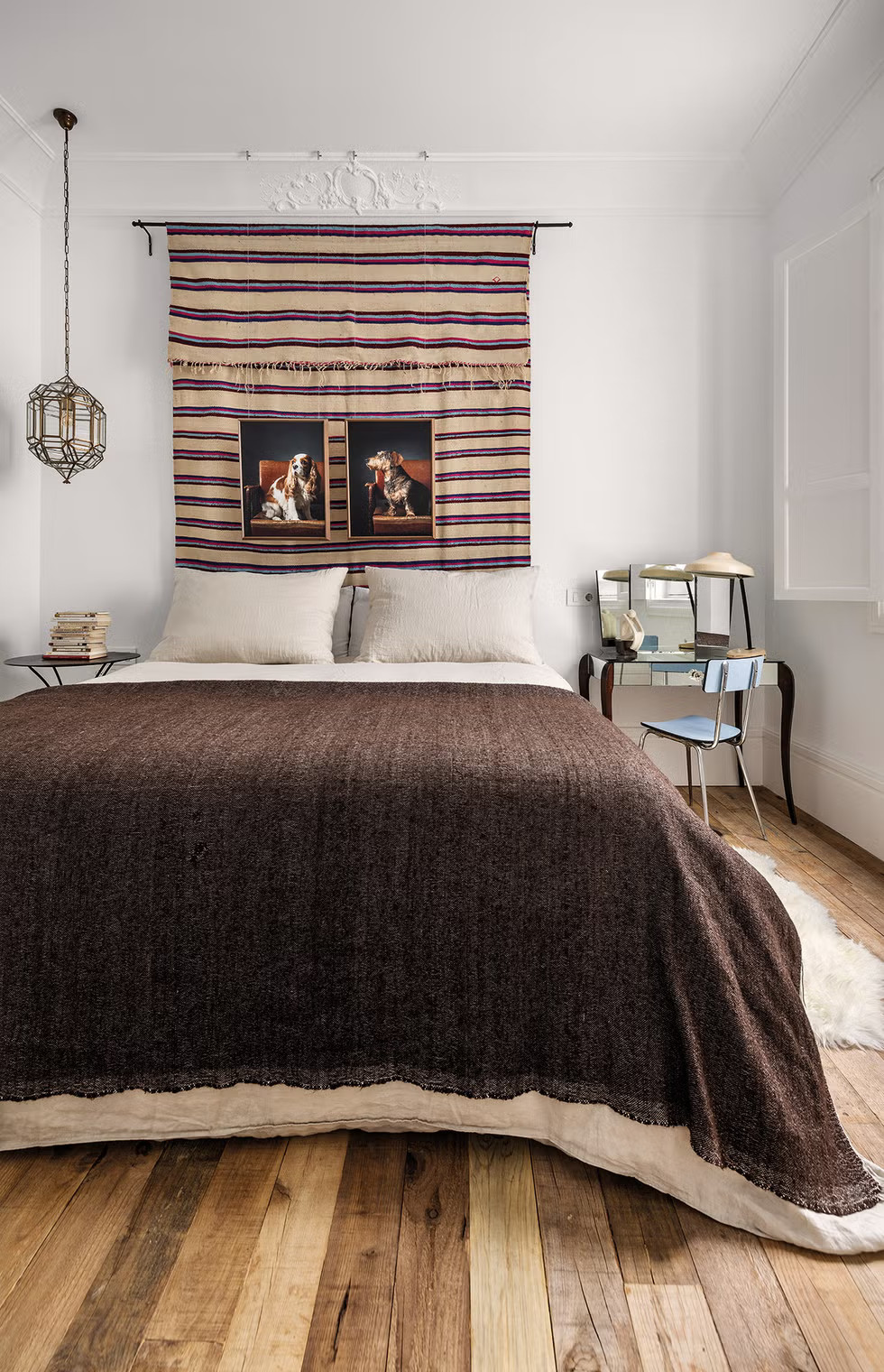 chambre décoration contemporaine hauts plafonds et moulures appartement ancien rénové