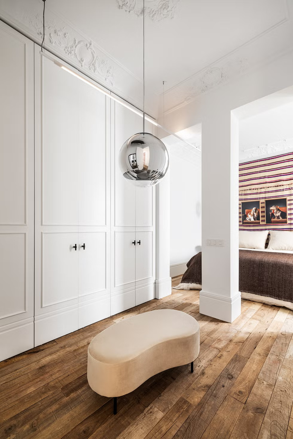 chambre avec dressing décoration contemporaine hauts plafonds et moulures appartement ancien rénové